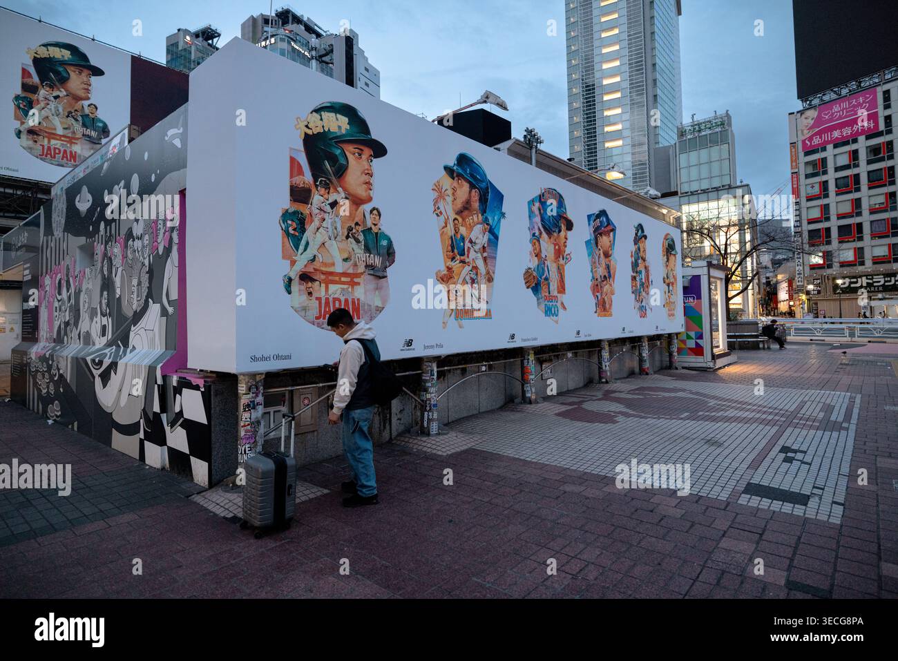 Grande cartellone illustrato nel quartiere Shibuya di Tokyo, in Giappone al crepuscolo Foto Stock