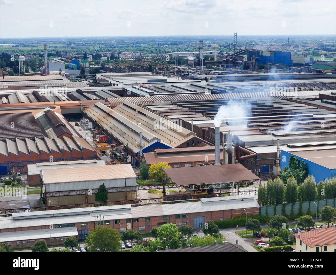 Vista aerea del complesso industriale Dalmine con grandi magazzini e camini a Dalmine, in Lombardia, Italia. Foto Stock