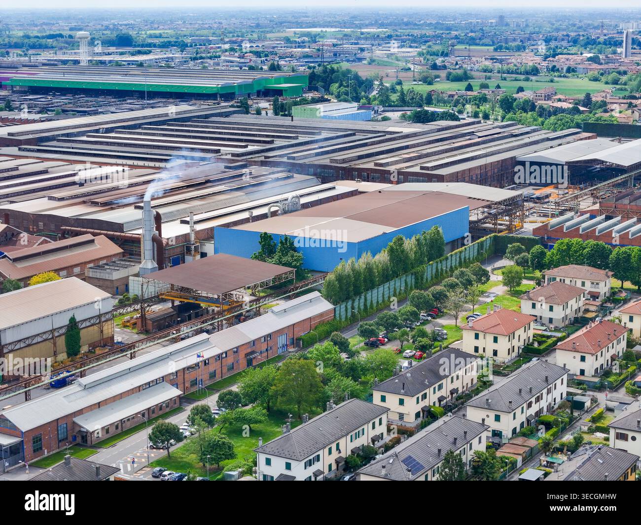 Vista aerea del complesso industriale Dalmine con grandi magazzini e camini a Dalmine, in Lombardia, Italia. Foto Stock