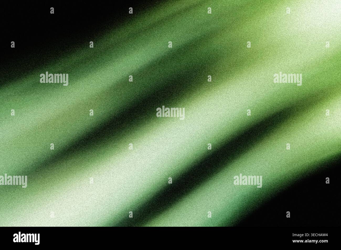 Sfondo astratto granuloso con bande luminose strutturate diagonali verdi e bianche su nero Foto Stock