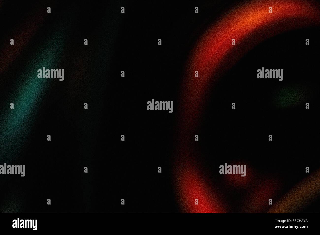 Sfondo sgranato scuro minimalista con sottili curve di luce rosse e turbolente Foto Stock