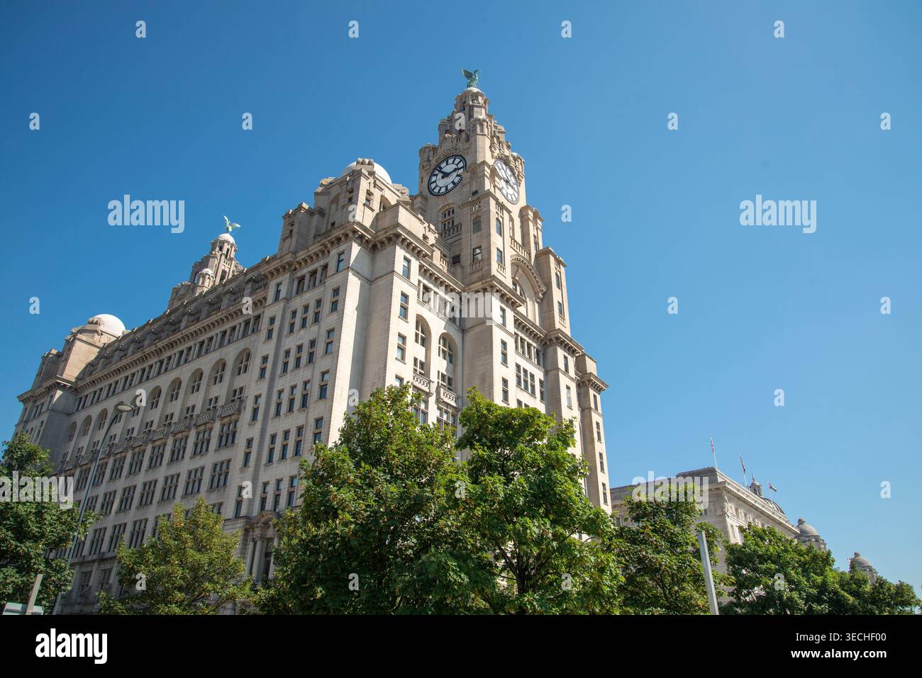 Liverpool, Merseyside, Inghilterra, Regno Unito-10 agosto 2022: In una calda giornata estiva lungo il lungomare di Liverpool, la maestosa e storica struttura, un famoso centro storico Foto Stock
