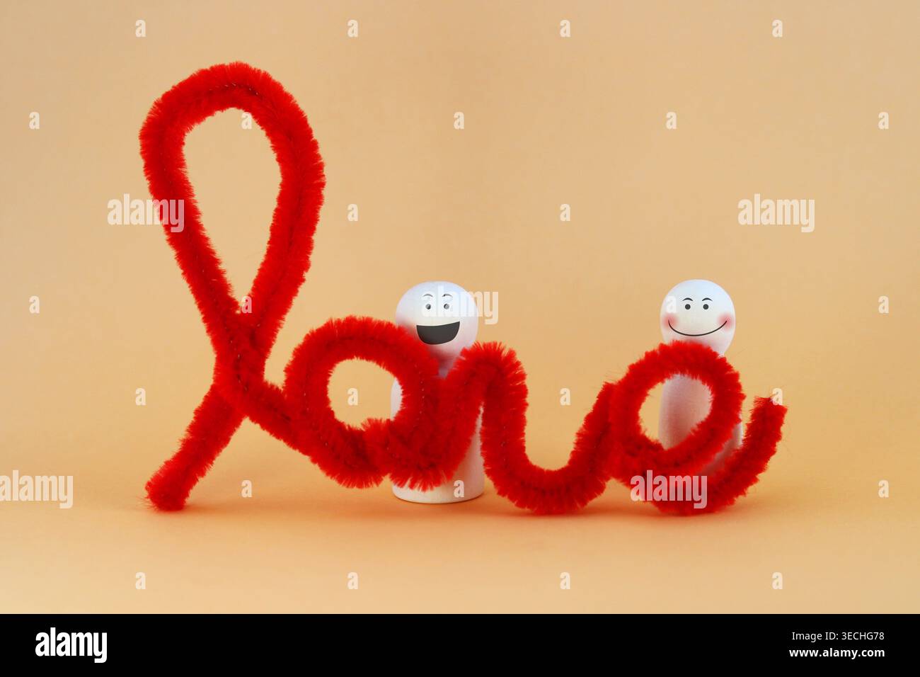 Una coppia accanto alla parola amore Foto Stock