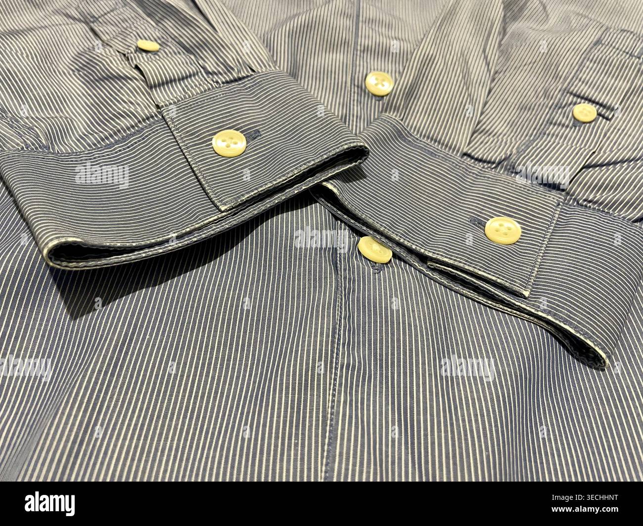 Una camicia con segni di usura alle manette - Immagine stock catturata con smartphone