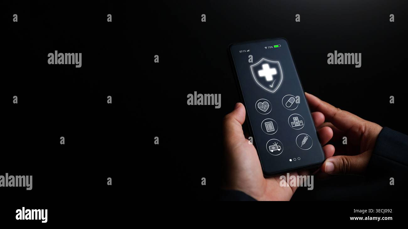 Mani che tengono lo smartphone con le icone luminose dell'app di assicurazione sanitaria sullo spazio di copia scuro. Assistenza sanitaria mobile, protezione medica, servizio ospedaliero digitale, Foto Stock