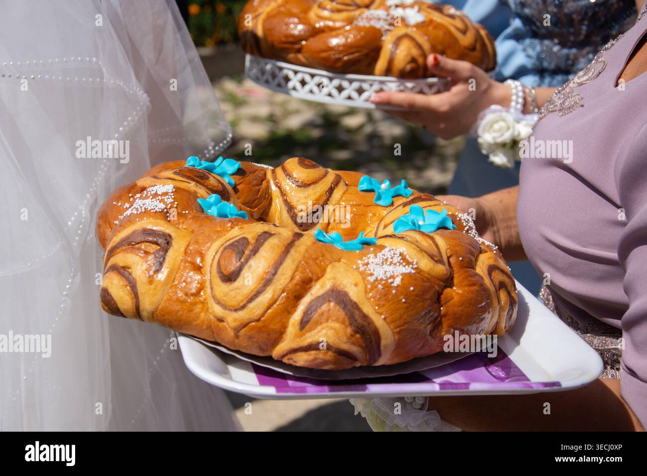 Pane tradizionale rumeno per matrimoni conosciuto come colaci nella zona di Vrancea. Nella cultura rumena, questi pani intrecciati rappresentano la purezza, l'amore e la sta Foto Stock