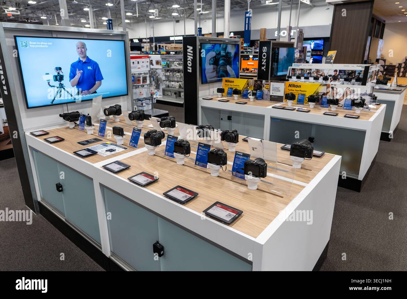 Sezione dedicata alle fotocamere presso il Best Buy Electronics Store Canon Sony Nikon display Foto Stock