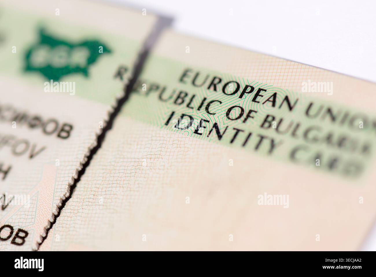 Dettagli ravvicinati della carta d'identità nazionale bulgara dell'Unione europea danneggiati Foto Stock