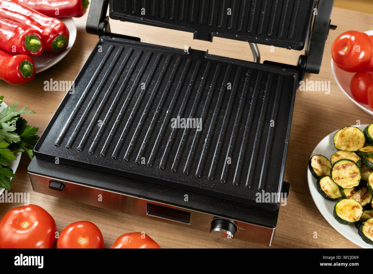 Svuotare la griglia elettrica sul tavolo della cucina con gli ingredienti. Foto Stock