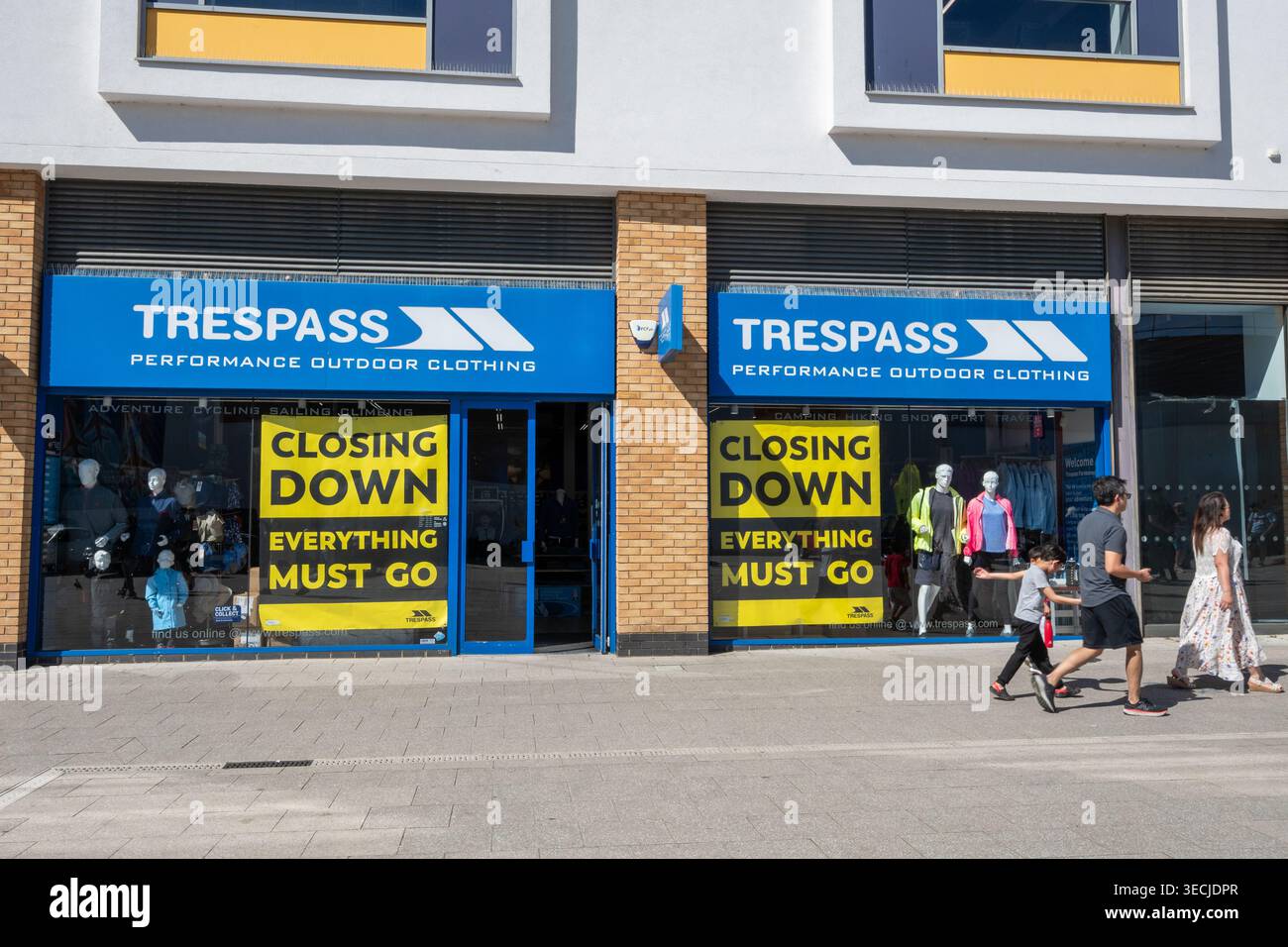 Negozio di abbigliamento all'aperto Trespass con cartelli di chiusura, Farnborough Town Center, Hampshire, Inghilterra, Regno Unito, aprile 2026 Foto Stock