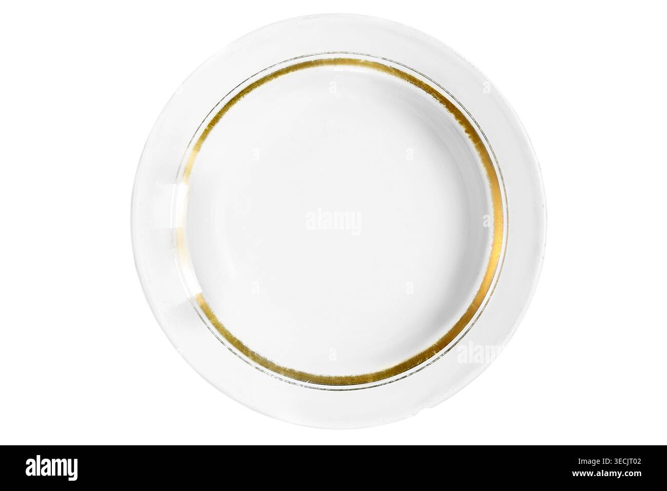 Piastra per zuppe dorate in ceramica vecchia isolata su sfondo bianco Foto Stock
