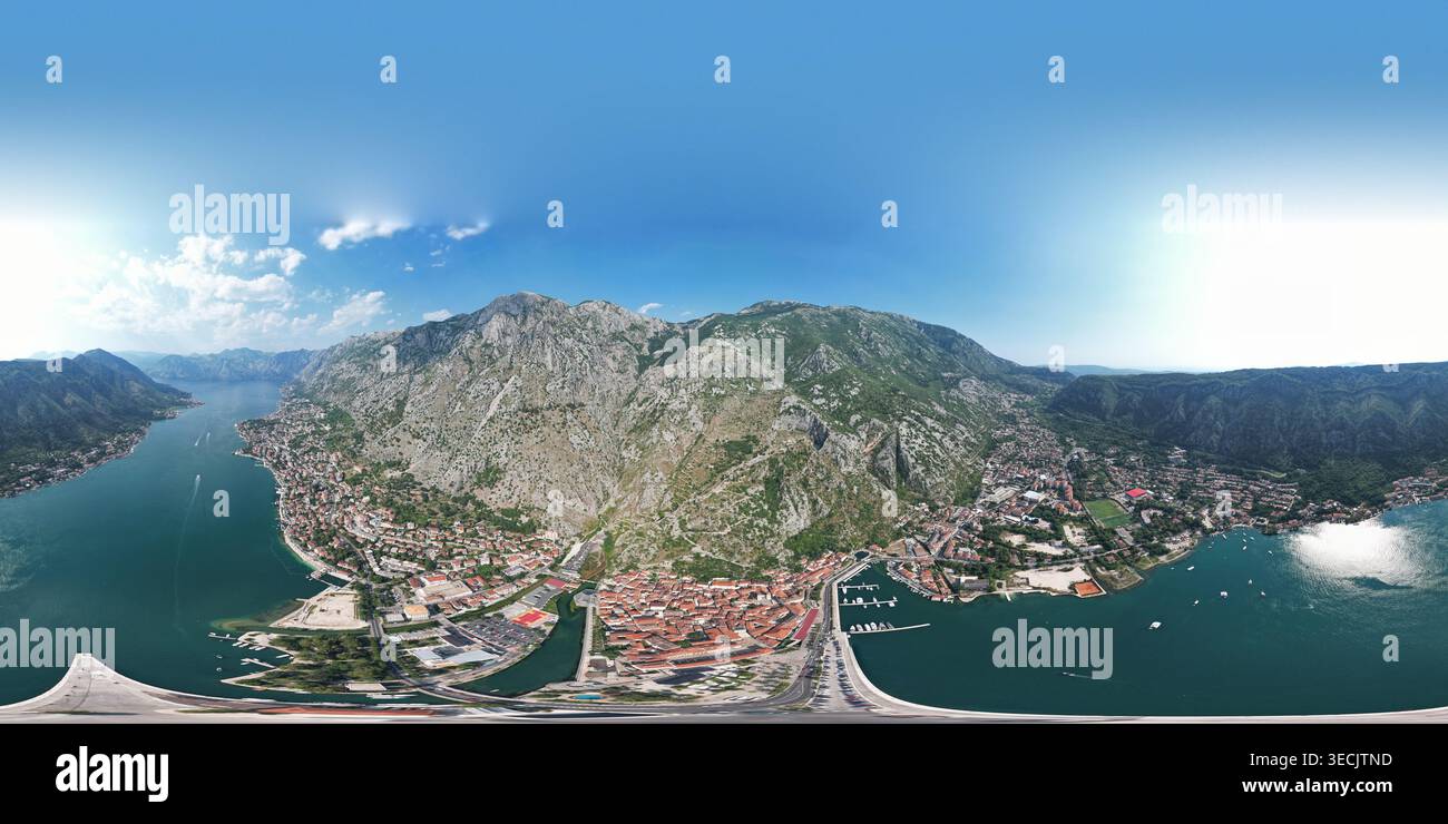 Tranquillo paesaggio costiero caratterizzato da antiche mura e acque scintillanti Foto Stock