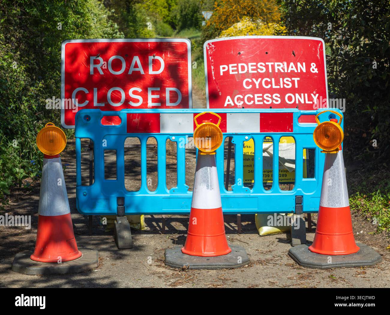Segnaletica e barriera su Small Country Lane, Suffolk, Inghilterra, Regno Unito Foto Stock