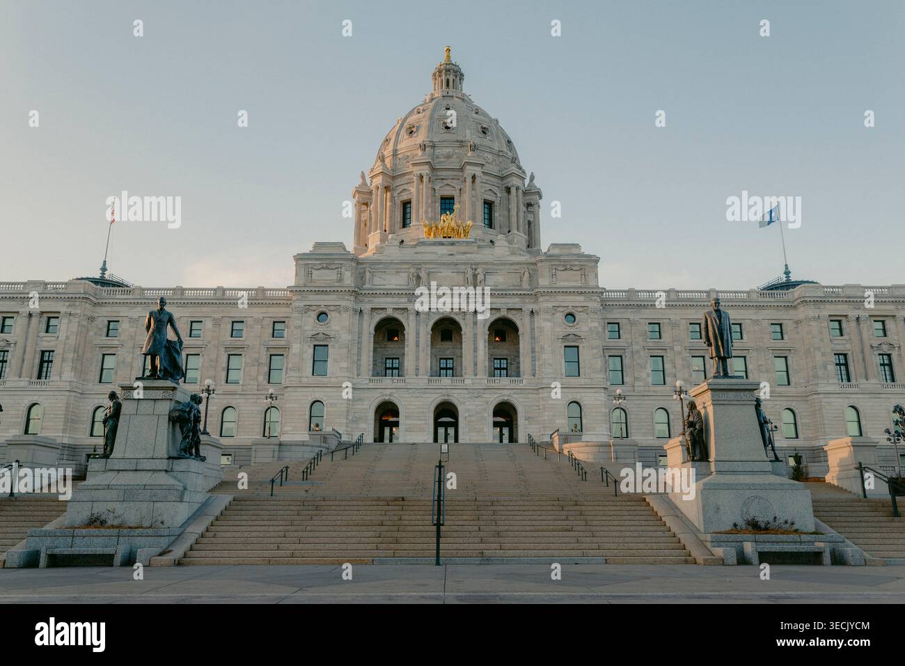 Vista frontale del Campidoglio del Minnesota con gradini e statue davanti. Foto Stock