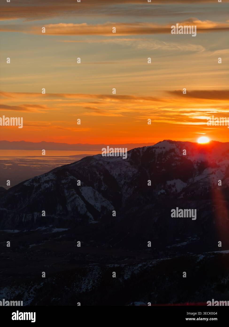 Vibrante tramonto sul crinale di montagna innevato nello Utah Foto Stock