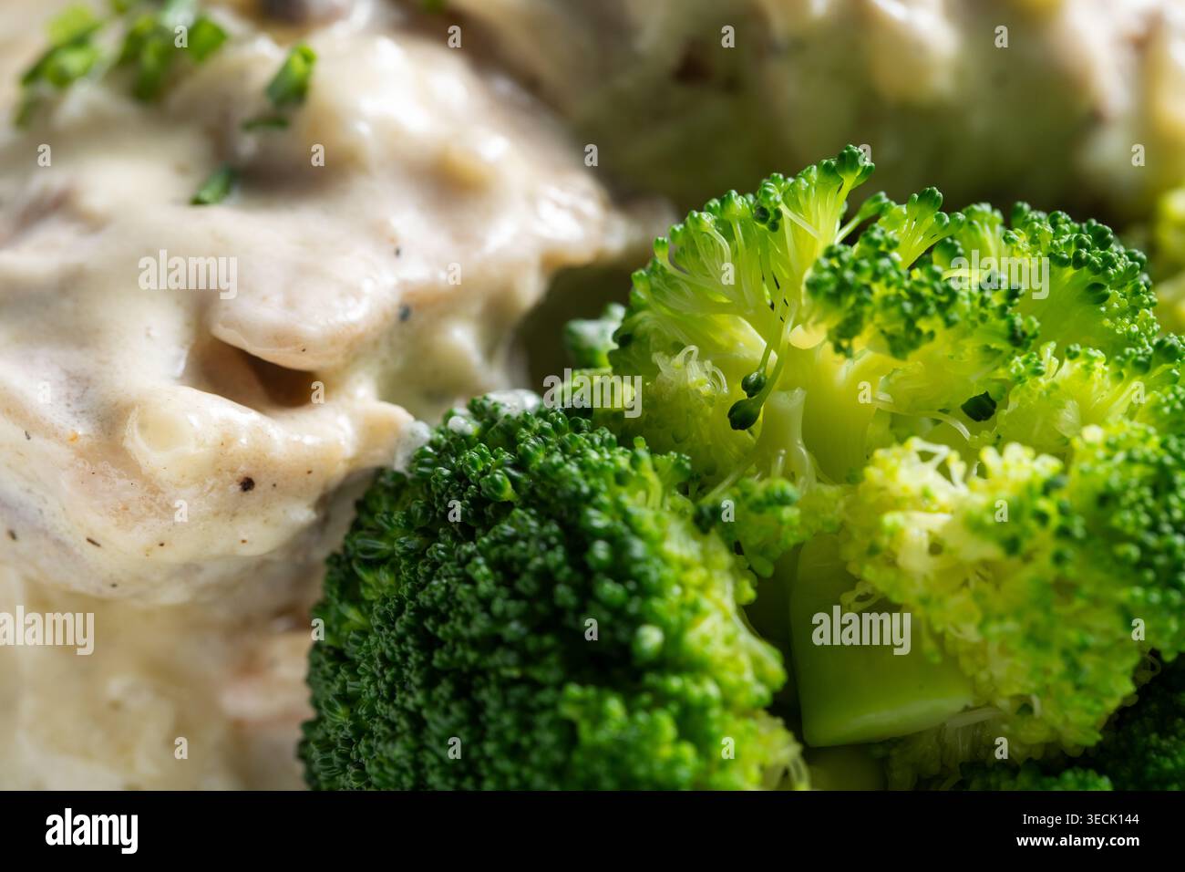Floret di broccoli al vapore con salsa di funghi panna. Vista macro Foto Stock