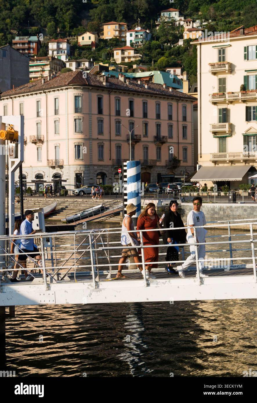 Turisti che scendono da una barca a Como, Lombardia, Italia Foto Stock