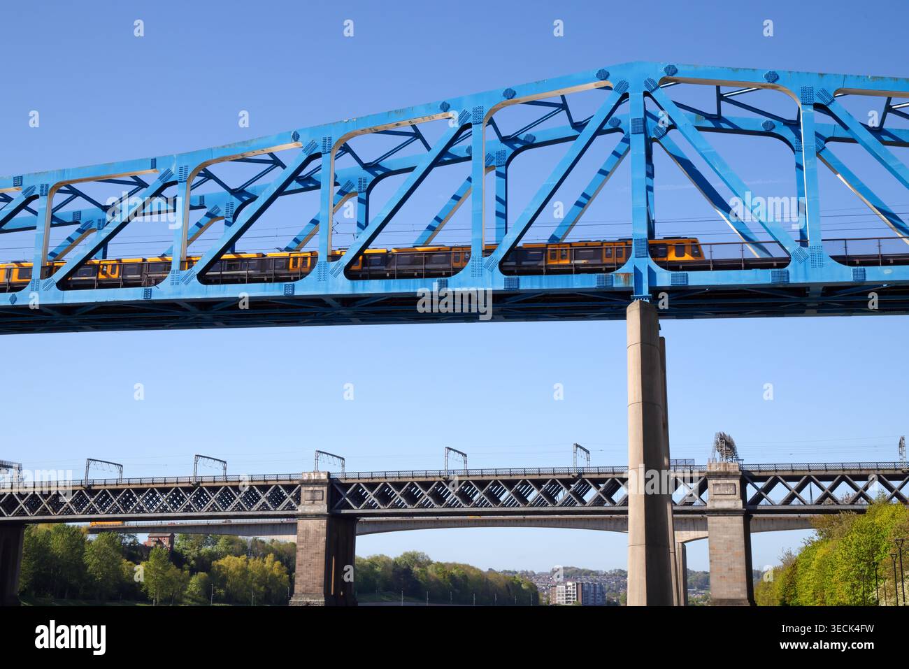 Newcastle, Regno Unito - aprile 30 2026 Metro Train attraversa il Queen Elizabeth II Metro Bridge sul Tyne sul Newcastle Quayside Foto Stock