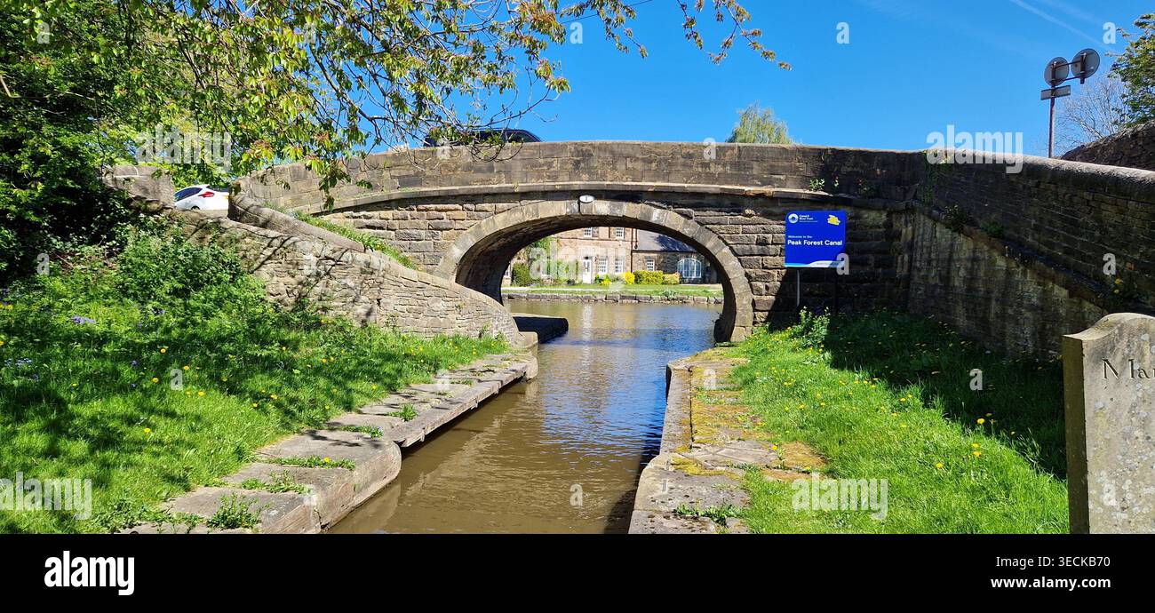 Macclesfield Canal e Peak Forest Canal Interchange, Marple - Immagine stock catturata con smartphone