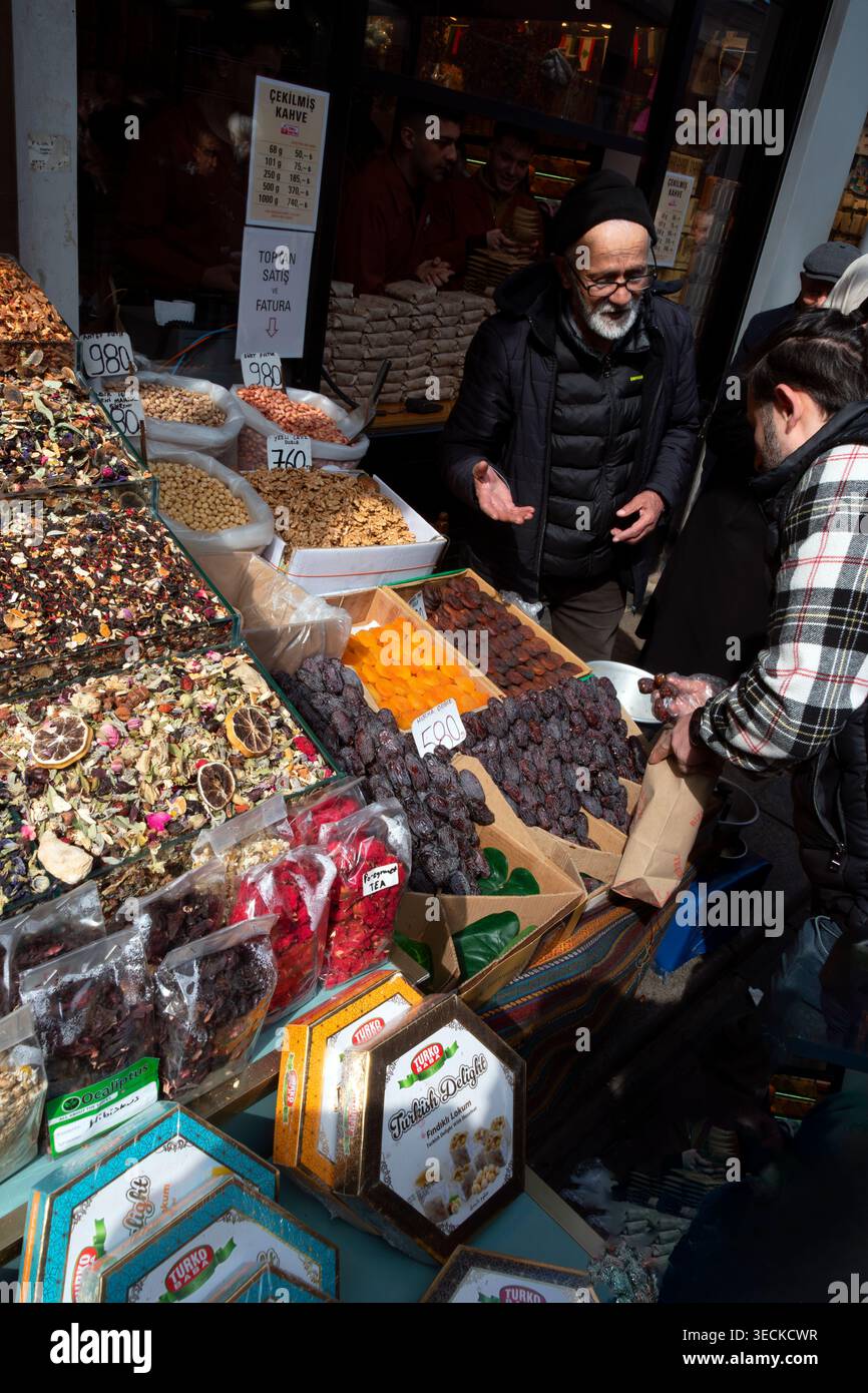 Tradizionale fornitore di dolci. Istanbul, Türkiye Foto Stock