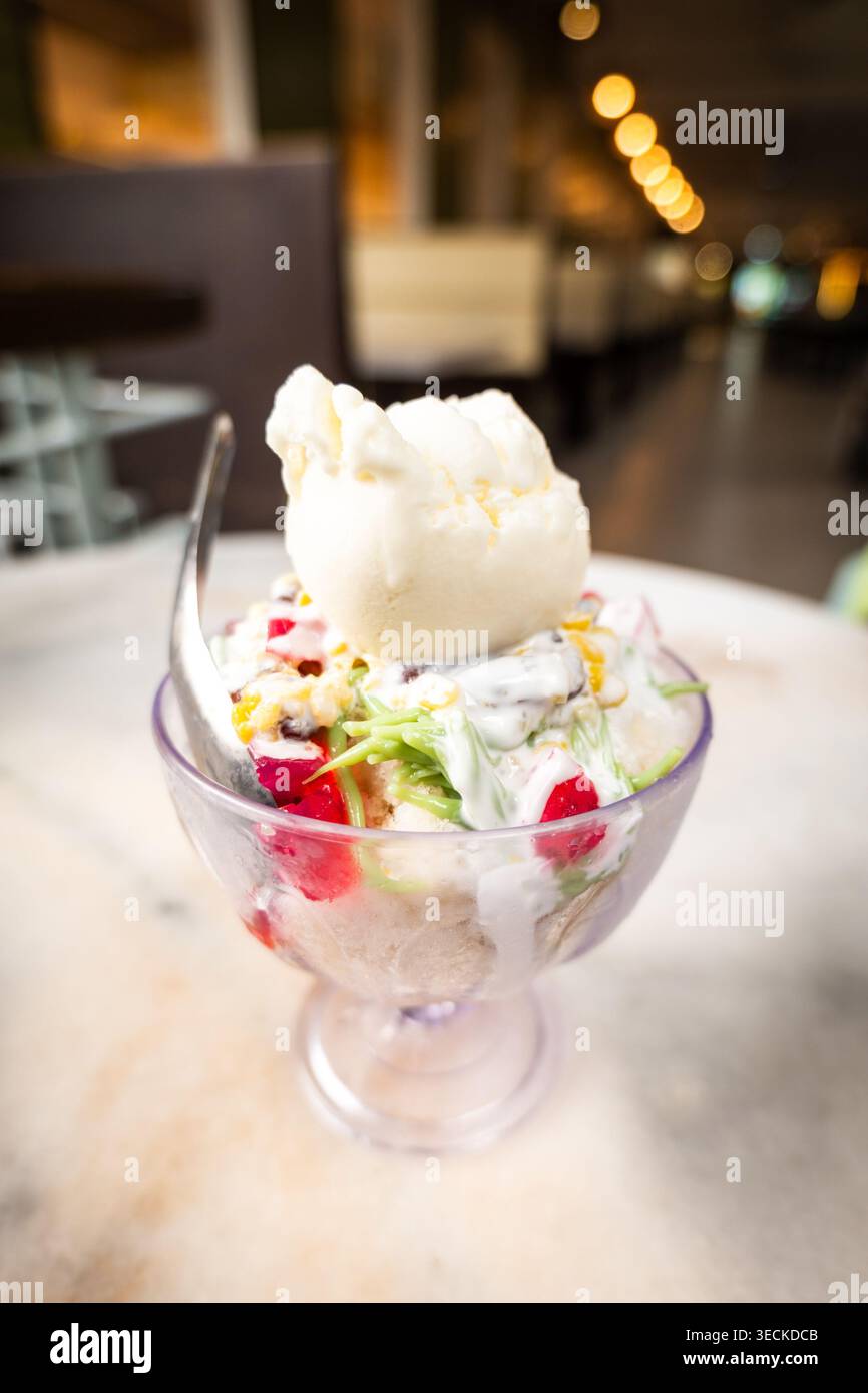 AIS Kacang, o Ice Kacang, dessert a base di ghiaccio rasato che è comune in Malesia, Singapore. Foto Stock