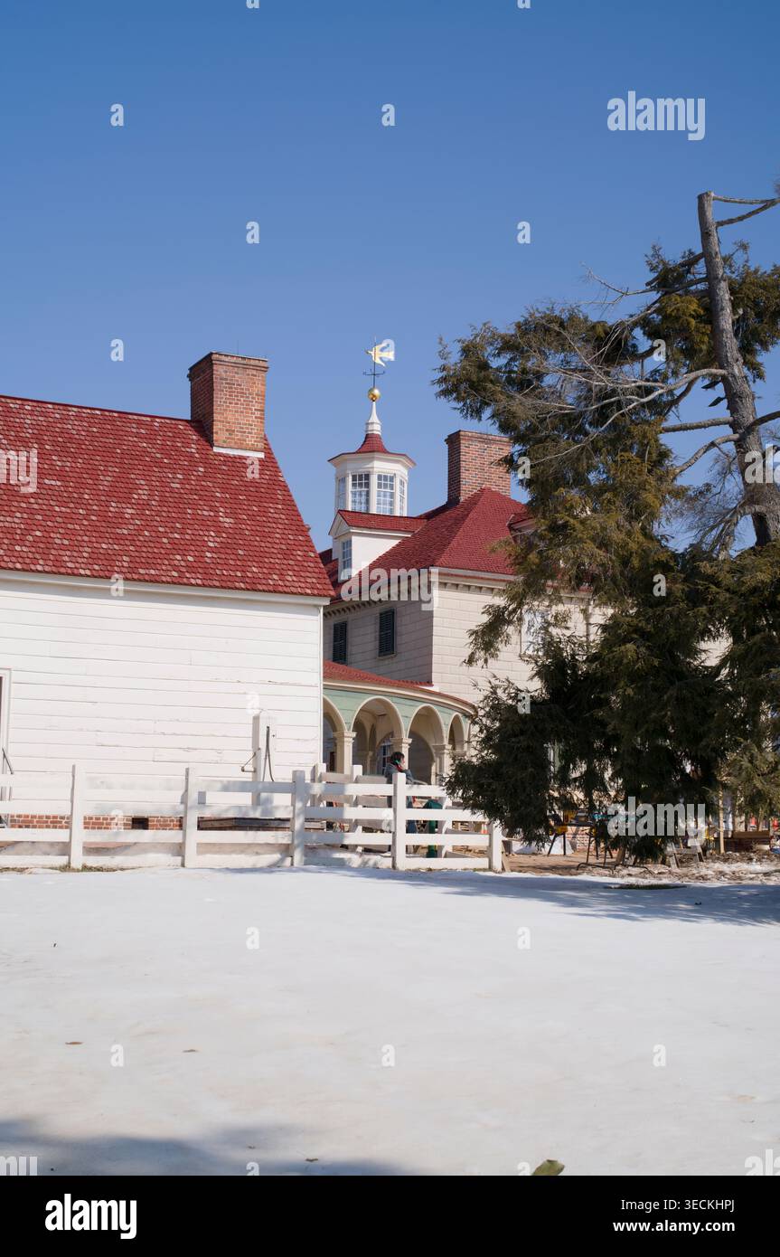 Cupola e annessi al Mount Vernon Estate di George Washington dopo la nevicata, Virginia Foto Stock