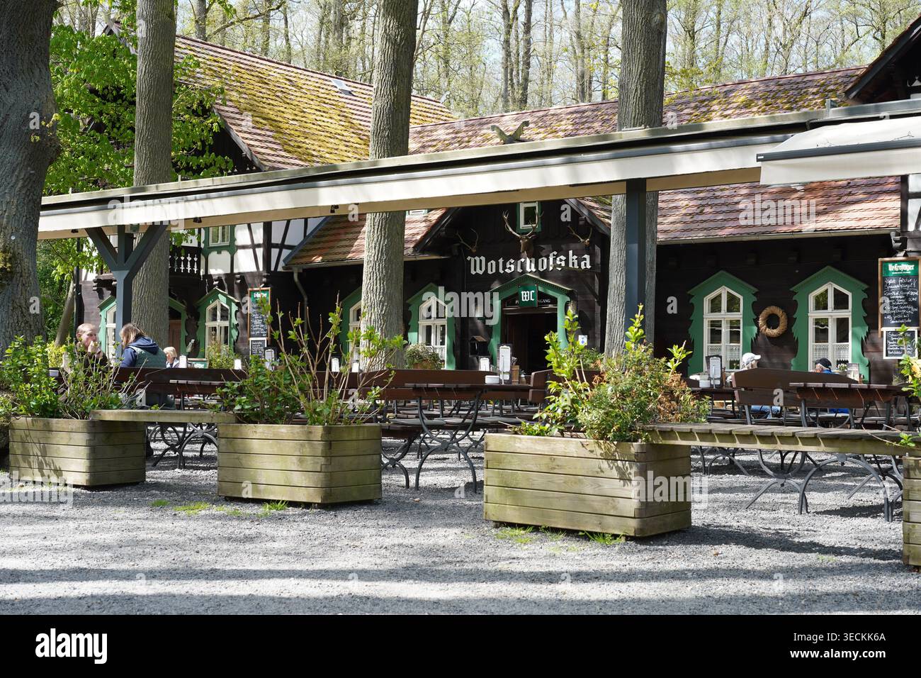 Lübbenau, Germania - 30 aprile 2026: Facciata in legno e area salotto all'aperto del tradizionale ristorante Gasthaus Wotschofska nella Spreewald. Foto Stock