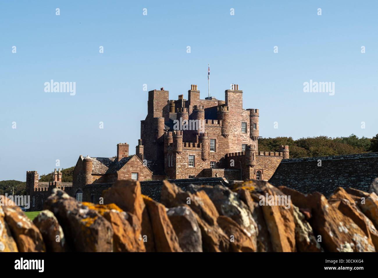 Castello di Mey, costruito nel XVI secolo, nel nord della Scozia con recinzione in pietra in primo piano. Foto Stock