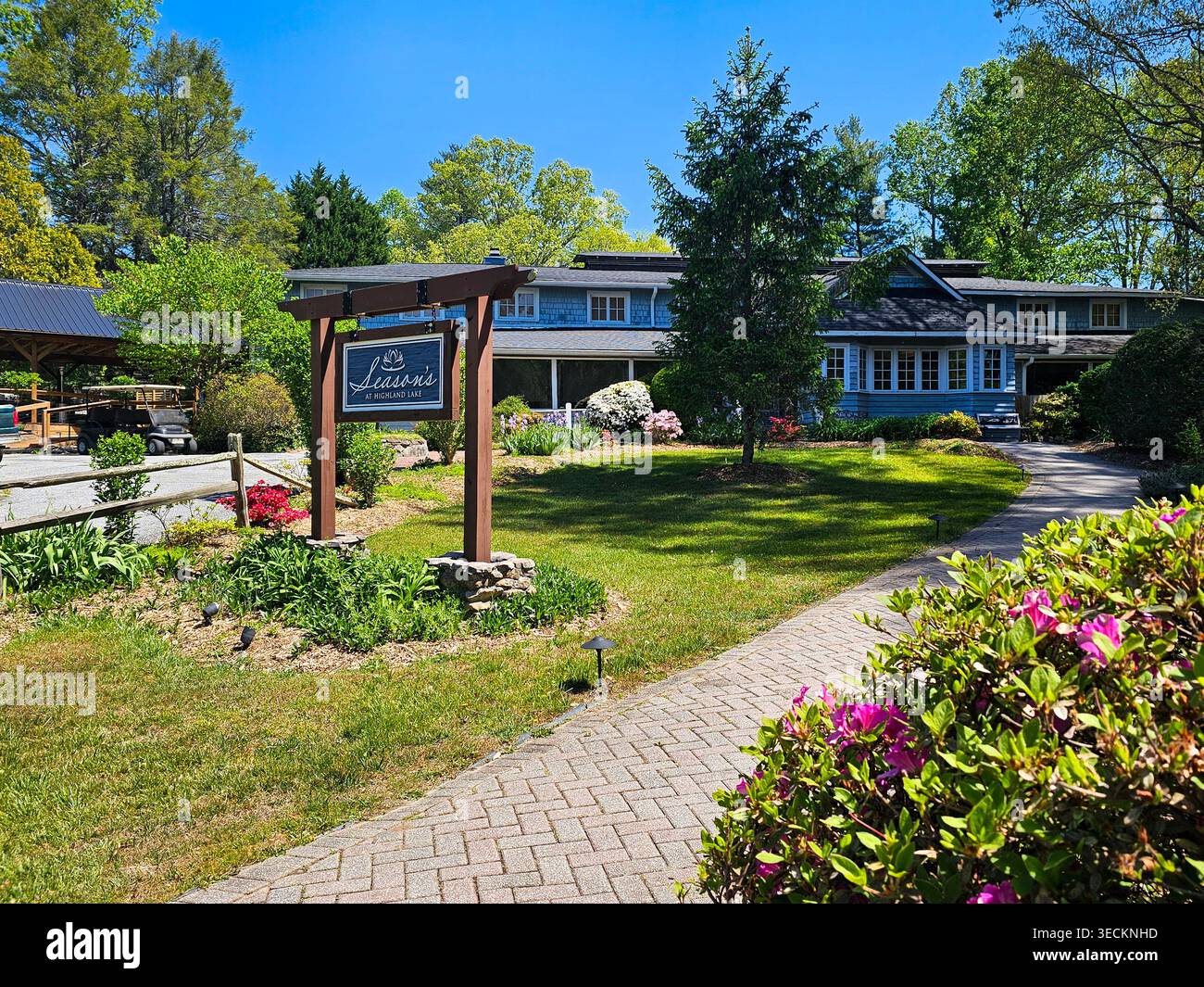 Seasons Restaurant, Highland Lake Inn, Flat Rock, North Carolina. Graziosi giardini circondano l'affascinante ristorante. - Immagine stock catturata con smartphone