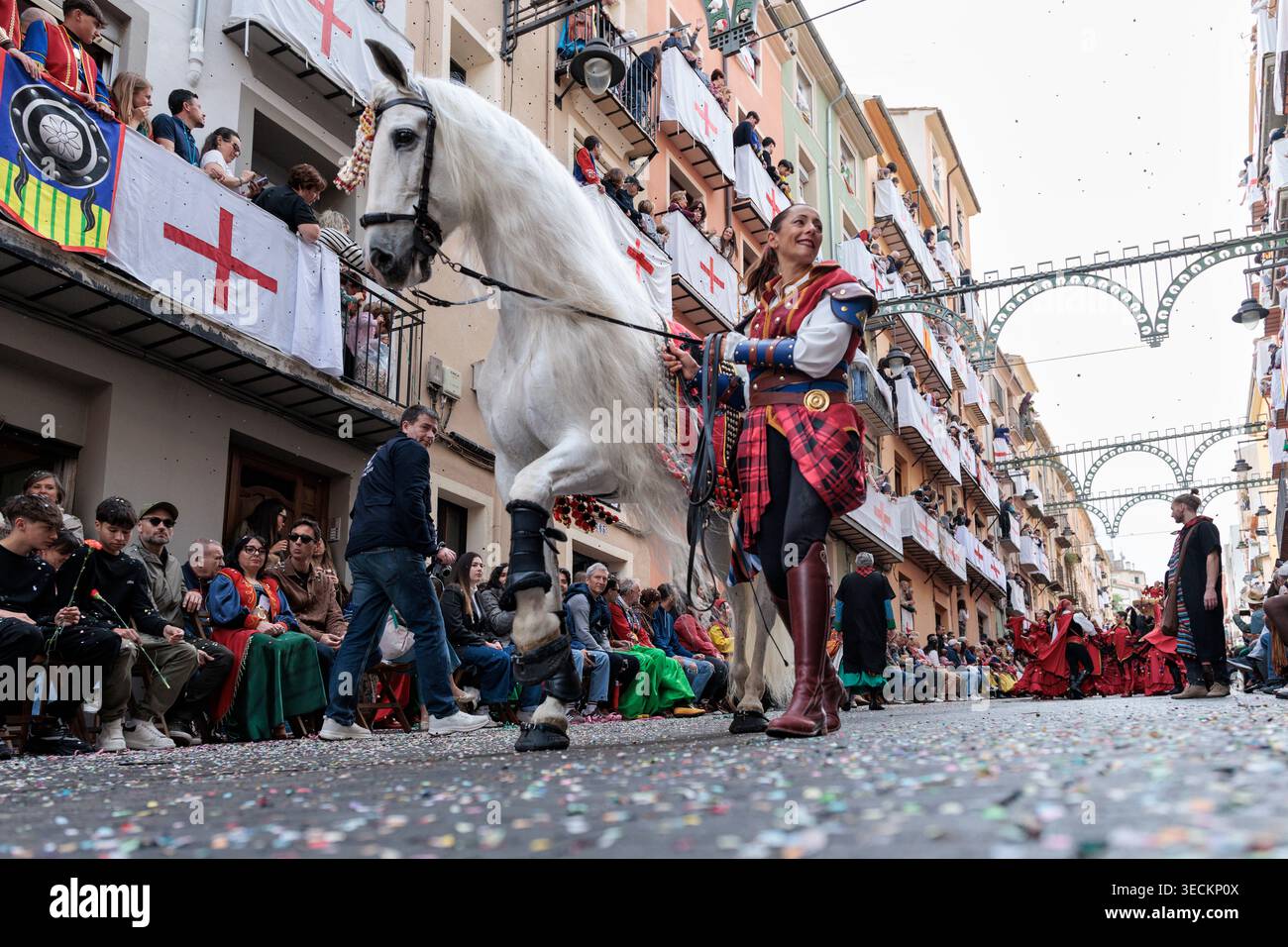 Ballerina del gruppo di balletto Carmina Nadal alla guida di un cavallo durante la sfilata Christian Entrance, Alcoy, Alicante, Spagna. 25 aprile 2026 Foto Stock