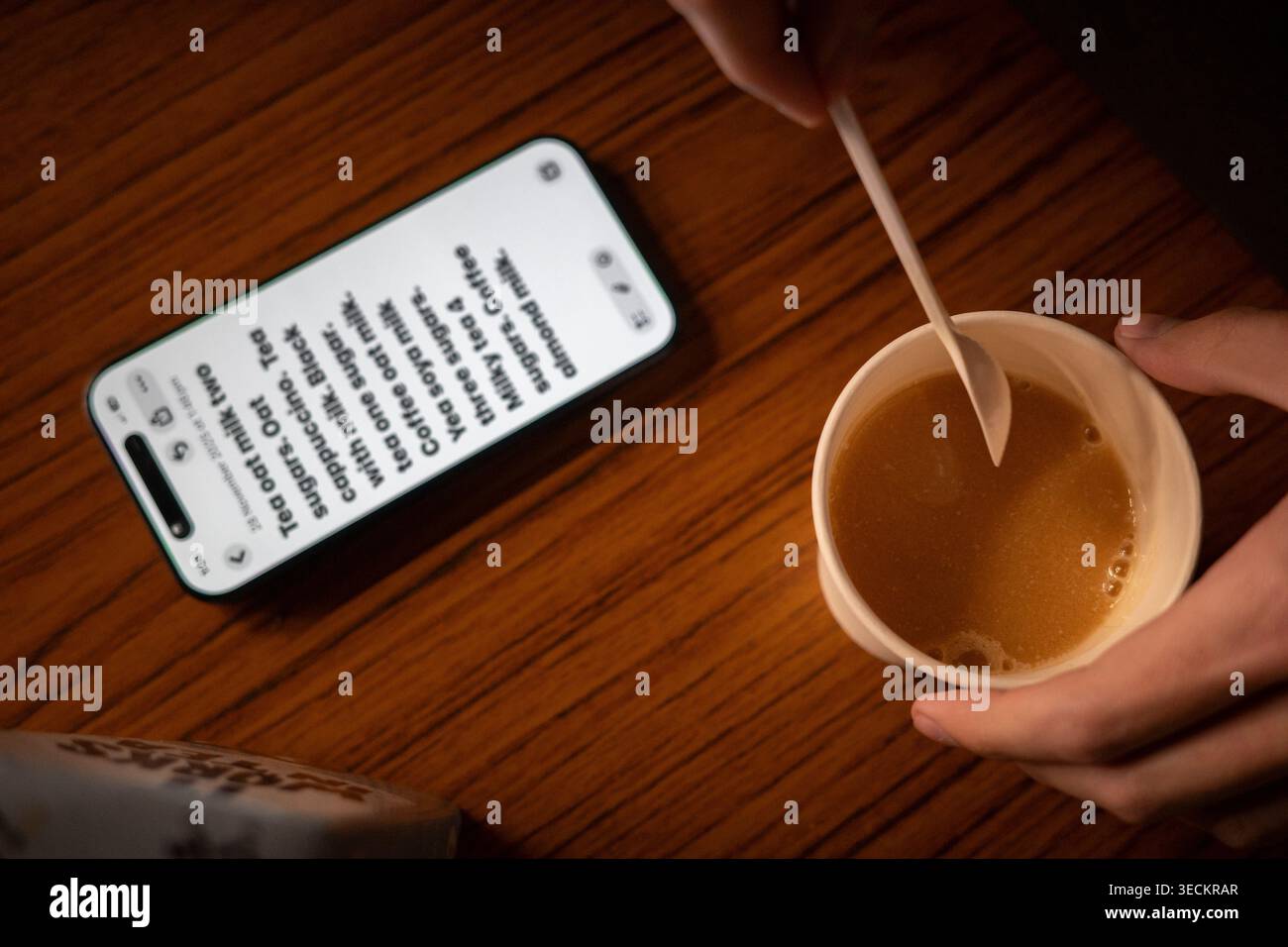 Telefono cellulare con lista degli ordini di bevande e tè in preparazione Foto Stock
