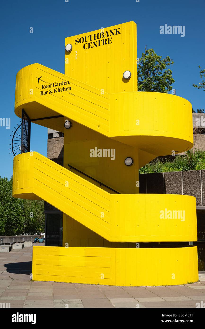 Scala gialla che conduce al Queen Elizabeth Hall Roof Garden, bar e cucina presso il Southbank Centre, Londra SE1, Regno Unito Foto Stock