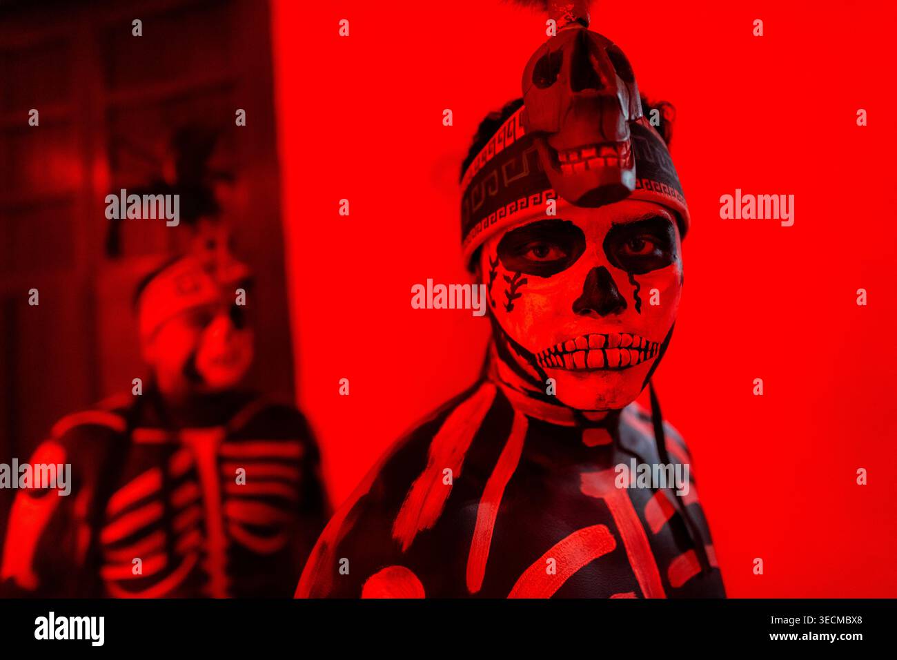 I ballerini pre-ispanici, con pittura del corpo scheletrico, si esibiscono durante Hanal Pixán, il giorno Yucatec Maya della tradizione morta, a Mérida, Messico. Foto Stock