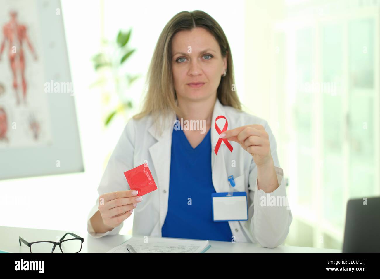 Medico donna caucasica enfatizzando le misure sanitarie preventive Foto Stock