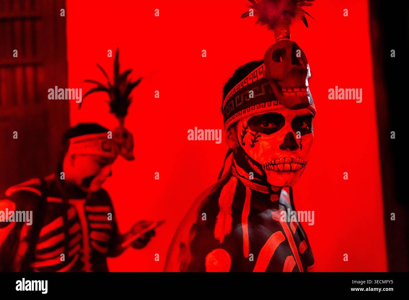 I ballerini pre-ispanici, con pittura del corpo scheletrico, si esibiscono durante Hanal Pixán, il giorno Yucatec Maya della tradizione morta, a Mérida, Messico. Foto Stock