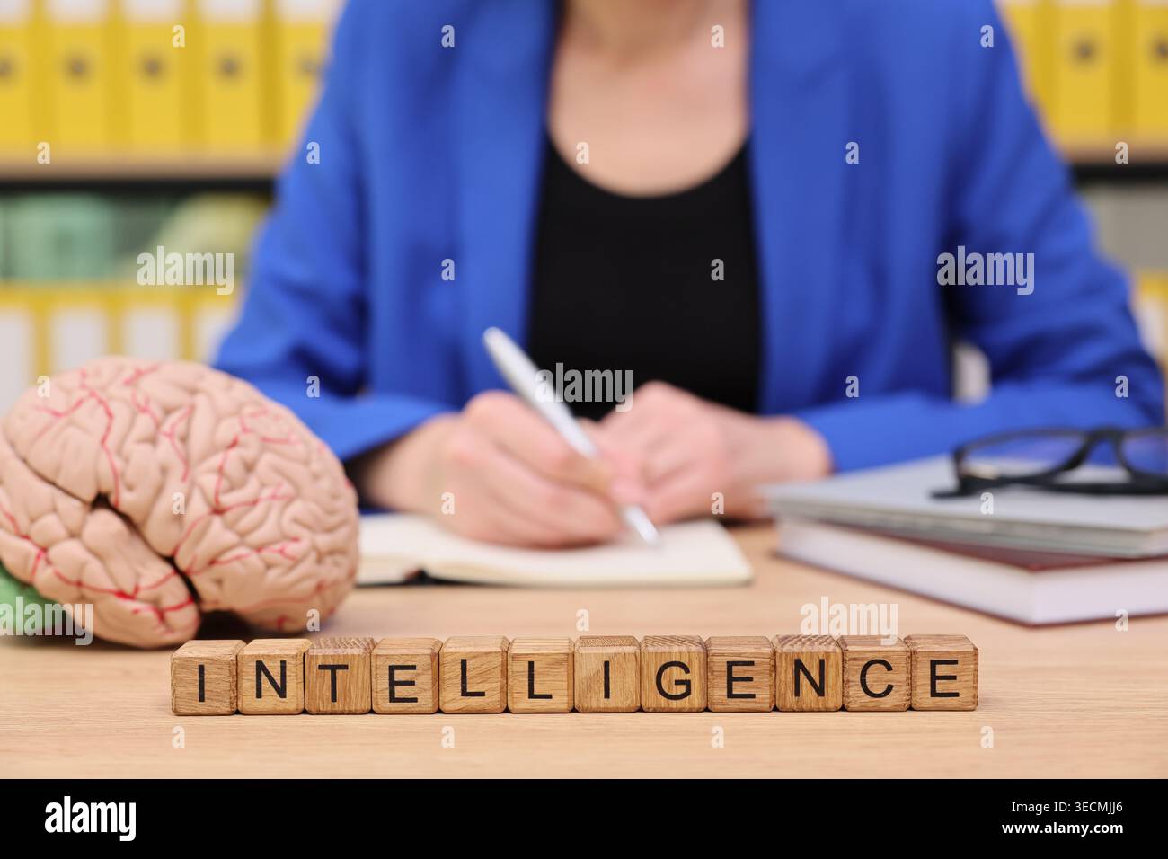 Esplorare la connessione tra intelligenza e creatività in uno spazio di lavoro moderno pieno di conoscenze e ispirazione Foto Stock