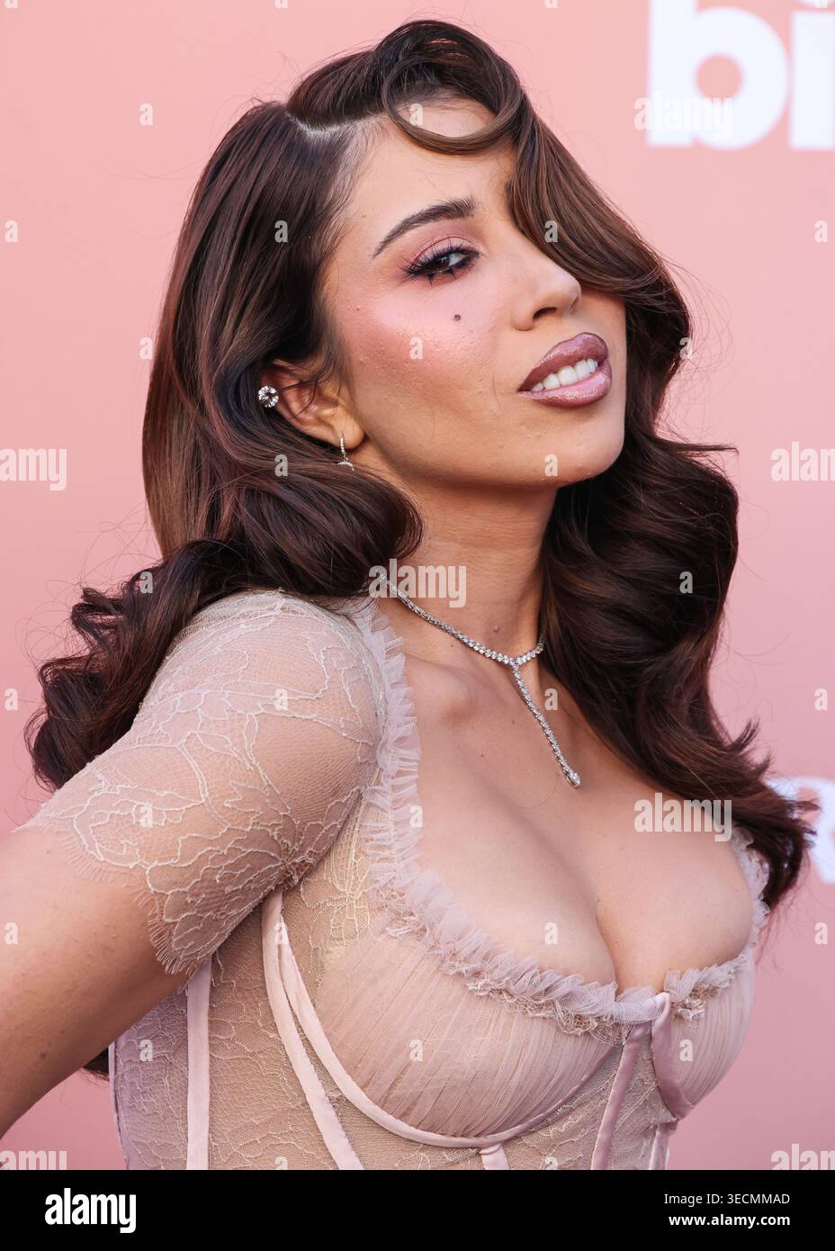 HOLLYWOOD, LOS ANGELES, CALIFORNIA, Stati Uniti d'America - APRILE 29: Kali Uchis (Karly Marina Loaiza) con indosso Geyanna Youness Couture arriva alla Billboard Women in Music 2026 tenutasi all'Hollywood Palladium il 29 aprile 2026 a Hollywood, Los Angeles, California, Stati Uniti. (Foto di Xavier Collin/Image Press Agency) Foto Stock