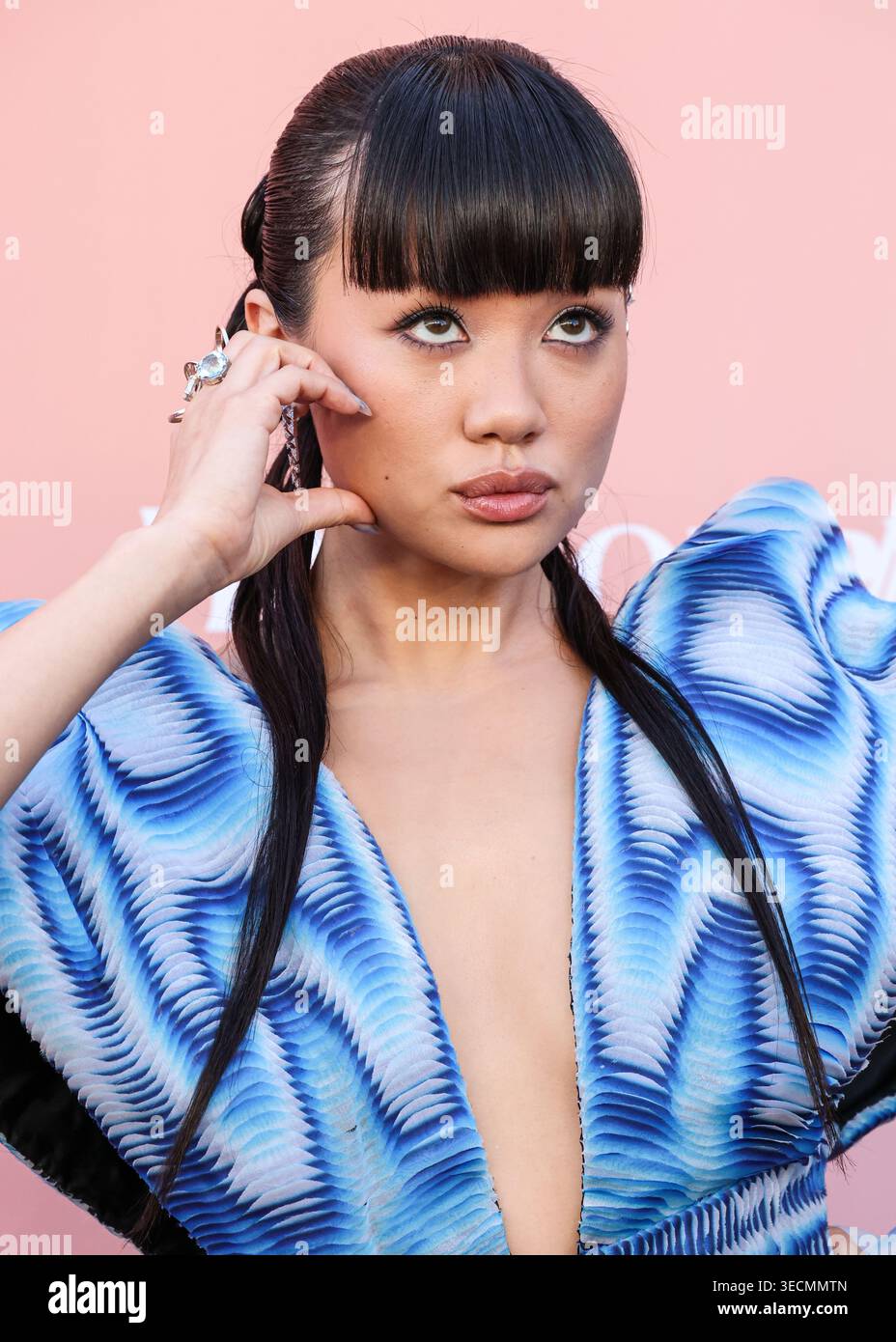 HOLLYWOOD, LOS ANGELES, CALIFORNIA, Stati Uniti d'America - APRILE 29: Rei ami indossa Iris Van Herpen SS19 Couture arriva alla Billboard Women in Music del 2026 tenutasi all'Hollywood Palladium il 29 aprile 2026 a Hollywood, Los Angeles, California, Stati Uniti. (Foto di Xavier Collin/Image Press Agency) Foto Stock