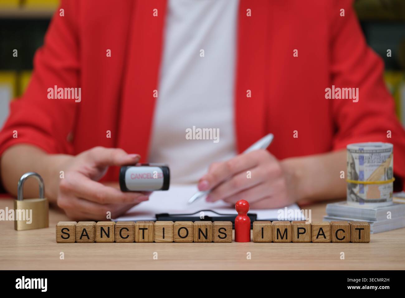 Esplorare gli effetti delle sanzioni sulle economie globali attraverso simboli visivi e rappresentazioni creative Foto Stock