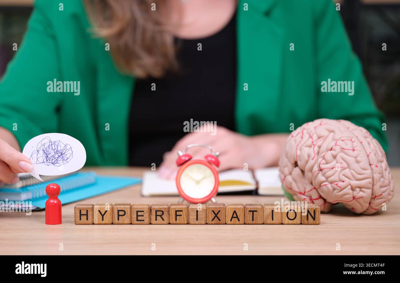 Esplorando il concetto di iperfissazione attraverso espressioni creative e immagini cerebrali in un pomeriggio di sole Foto Stock