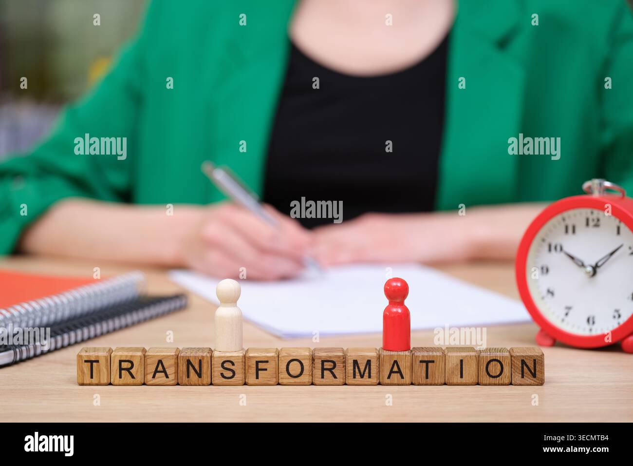 Concentratevi sulla crescita personale e sul cambiamento durante una sessione di lavoro produttiva in un ambiente di ufficio vivace con speranza e determinazione Foto Stock