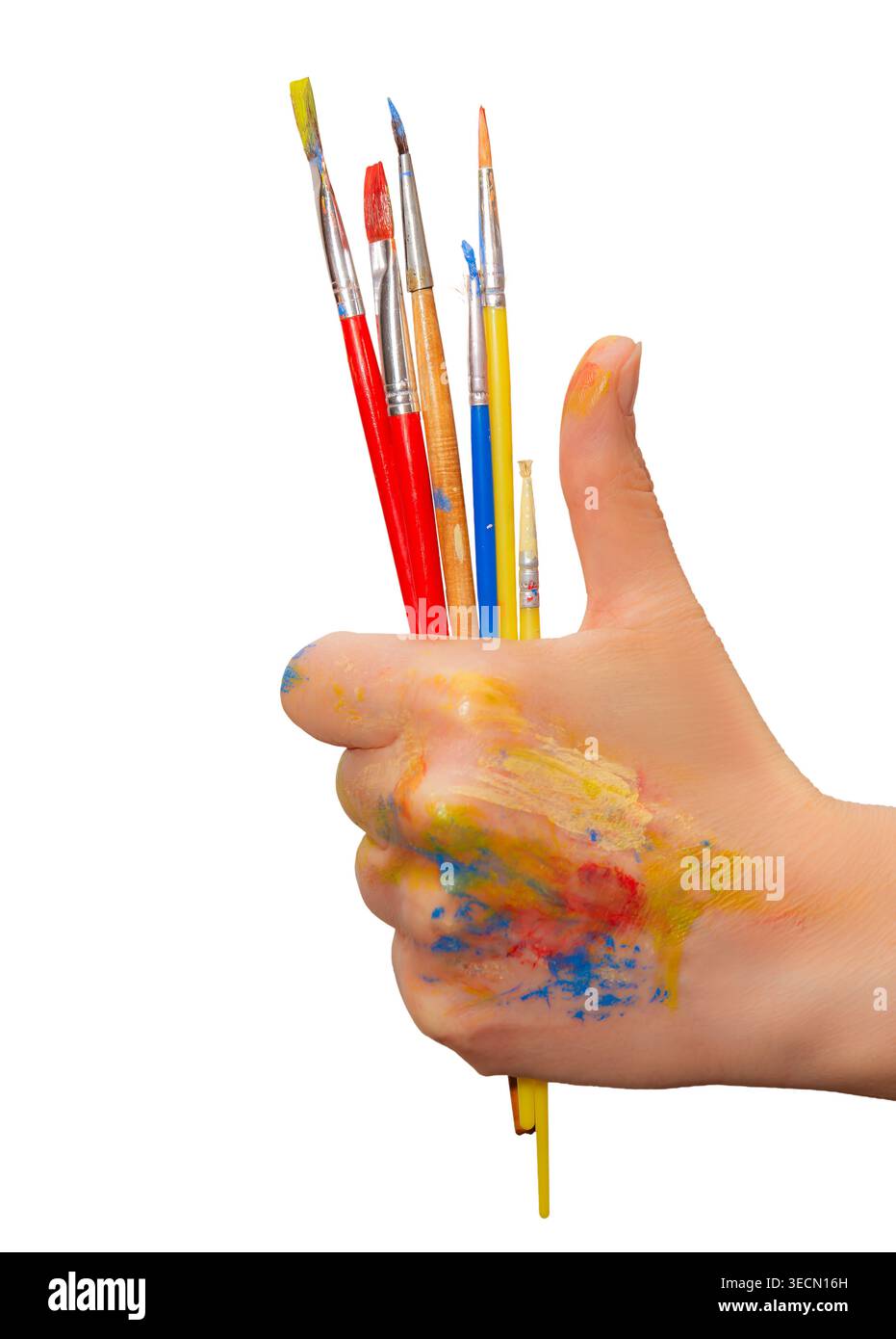 Una mano regge un pollice e tiene in mano diversi pennelli, mostrando macchie di vernice brillanti sulle dita e sul palmo. Foto Stock