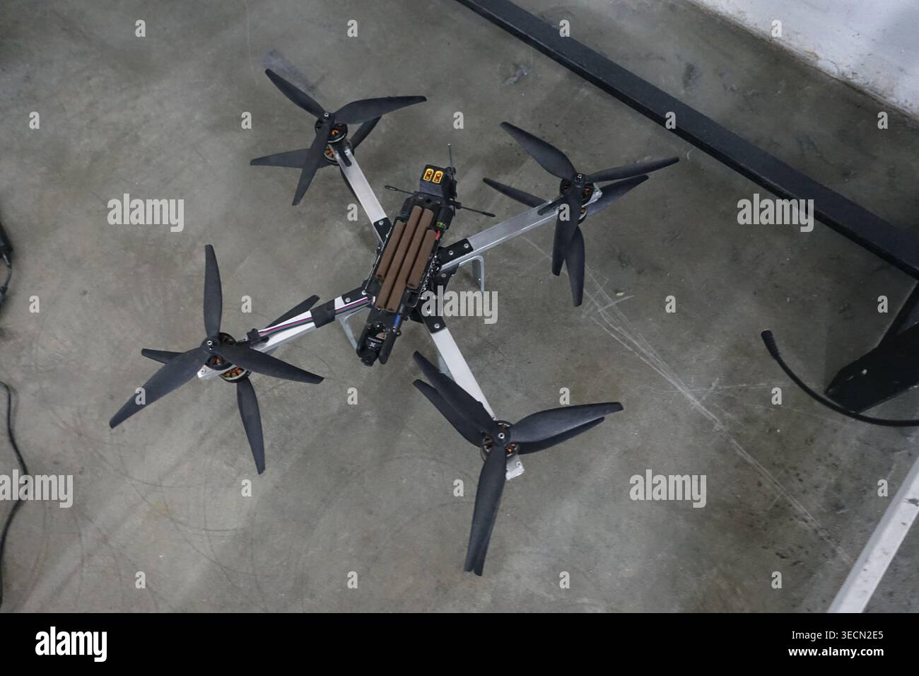 Un drone progettato per addestrare soldati ucraini in abilità di pilotaggio. Foto Stock