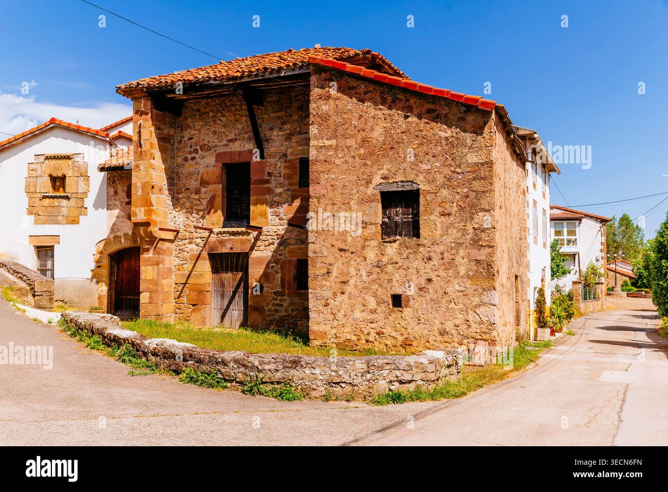 Il villaggio di Cervatos, Campoo de Enmedio, Cantabria, Spagna, Europa Foto Stock