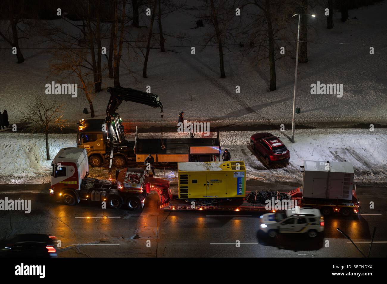 Kiev, Ucraina – 29 gennaio 2026: Servizio di emergenza statale dell'Ucraina trasferimento del personale generatore diesel industriale per l'implementazione dopo la distruzione di da Foto Stock