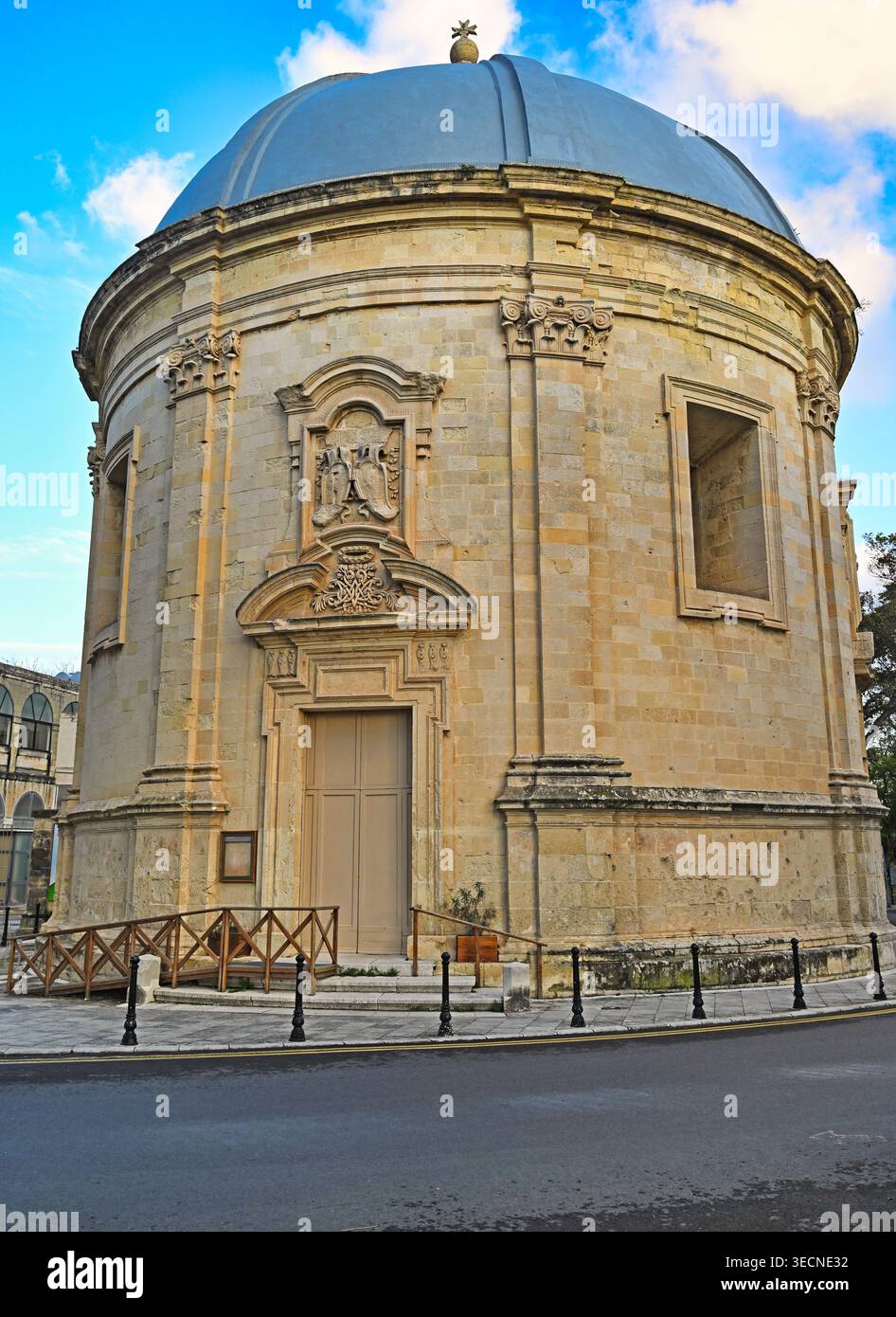Una chiara ripresa diurna della Chiesa Sarria, conosciuta anche come Chiesa dell'Immacolata Concezione, a Floriana, Malta. L'immagine evidenzia l'esclusivo Foto Stock