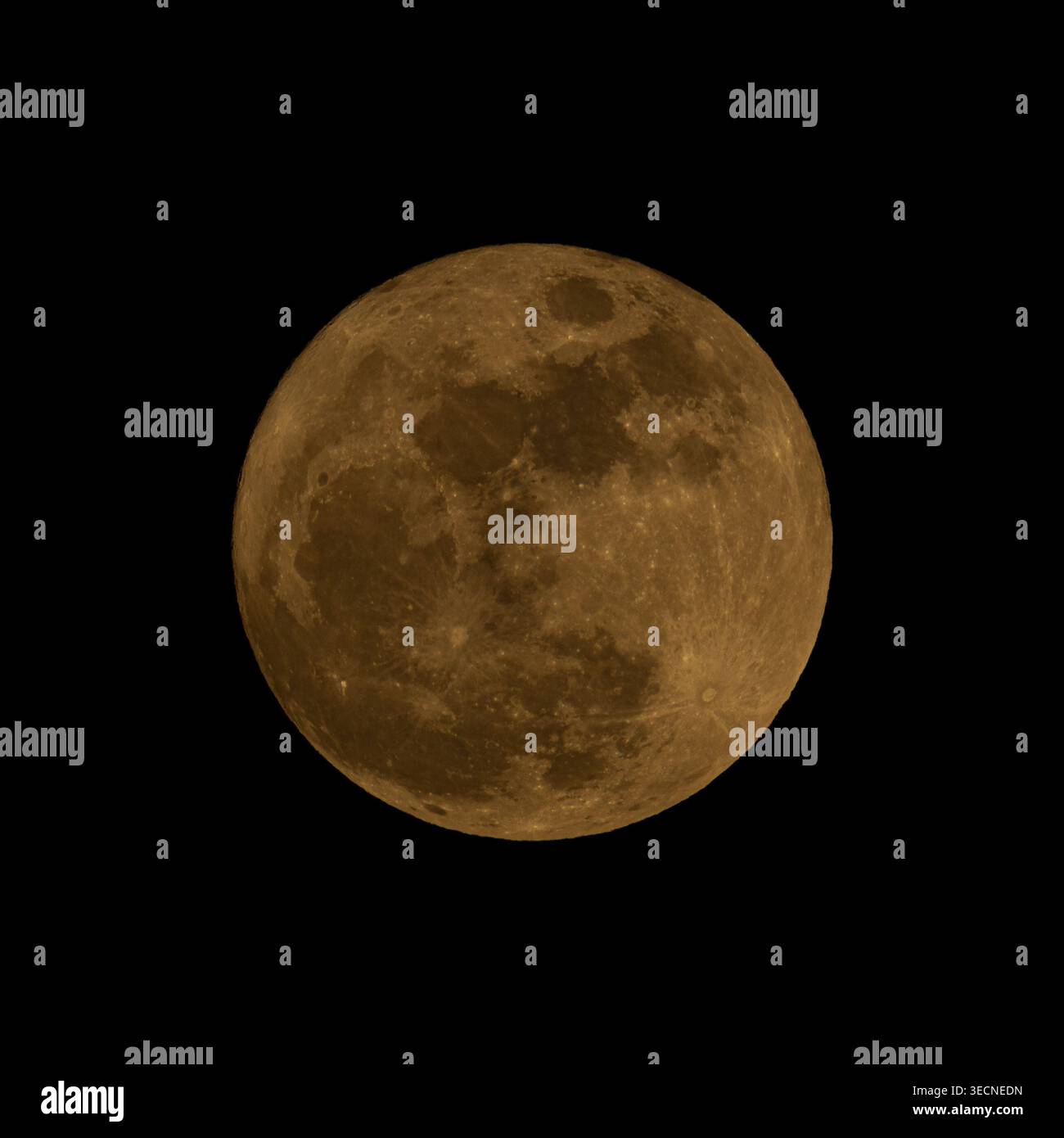 Full Flower Moon splende nel cielo notturno di Cipro, 1° maggio 2026 Foto Stock