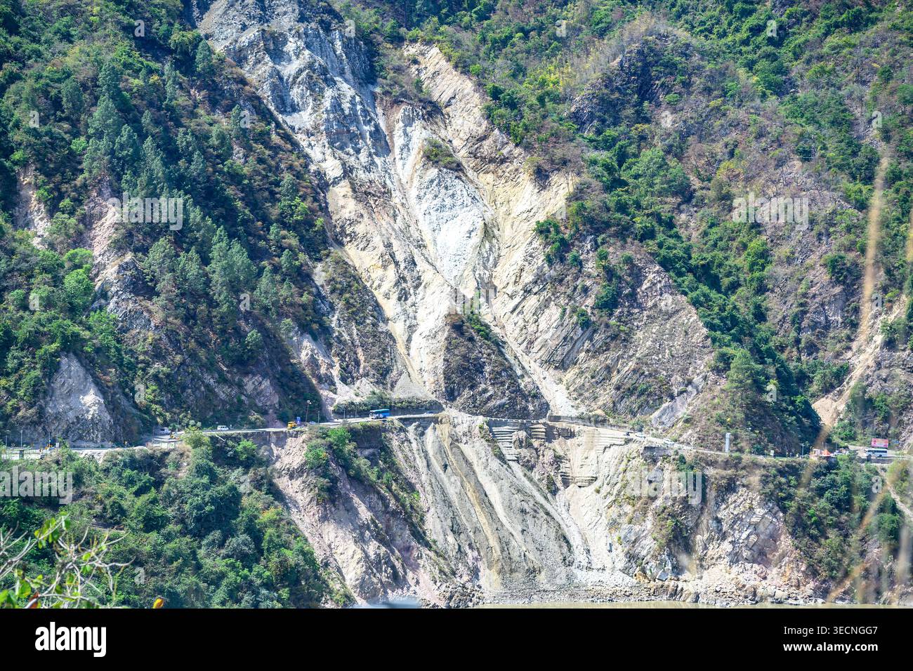 Area di frane sulla Badrinath Highway (NH-7) a Chamoli, Uttarakhand, India settentrionale. Foto di marzo 2026. Foto Stock