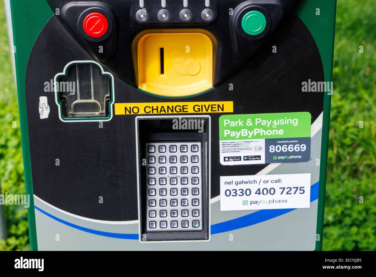 Parcheggia e paga con pagamento telefonico e nessun cambio dato, Abergavenny, Galles, Regno Unito Foto Stock