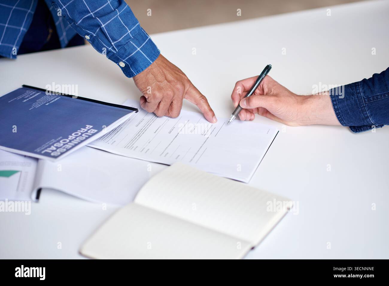 Firma, puntamento e consegna delle mani agli imprenditori con contratto, acquisto di investimenti e accordo di chiusura. Contratto, investitore e cliente con trasferimento Foto Stock